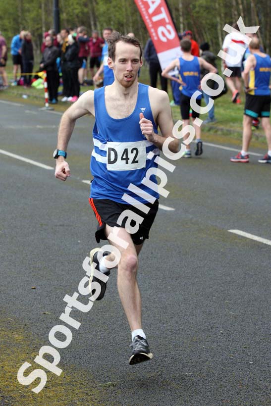 Senior mens relay, Elswick Good Friday Road Races. Photo: David T. Hewitson/Sports for All Pics